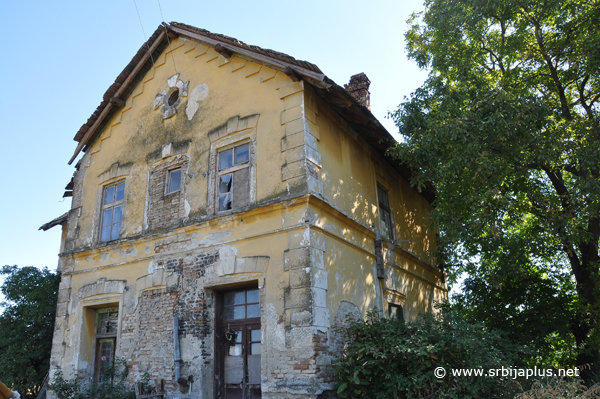 Oronula zgrada železničke stanice Bavanište