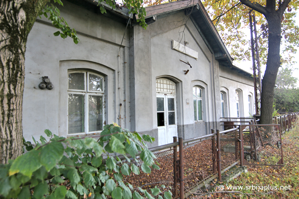 Peron železničke stanice Mokrin