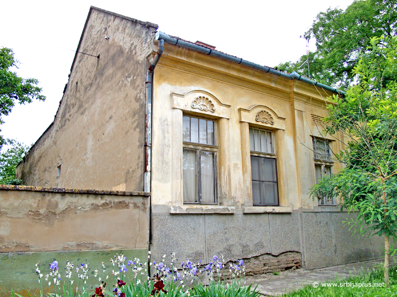 Nova Crnja - Gradski tip kuće sa floralnim motivima