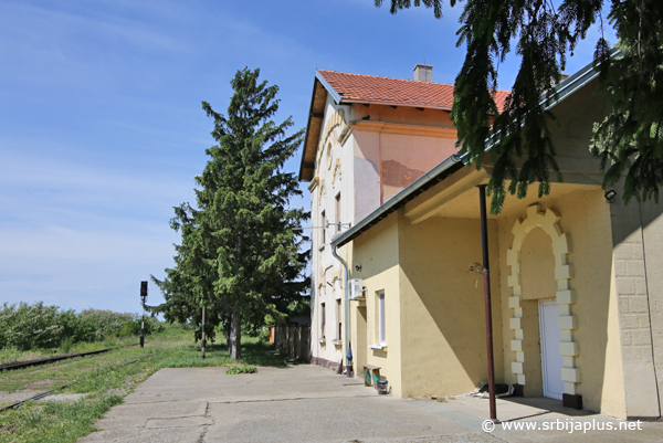 Peron železničke stanice Perlez