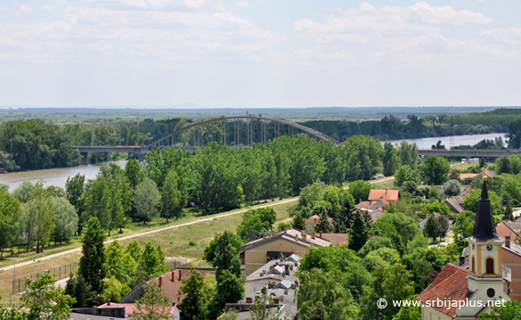 Panorama železničkog mosta preko Tise, snimljena sa Titelskog brega