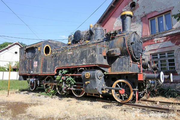 Muzejski primerak parne lokomotive ispred železničke stanice Vršac