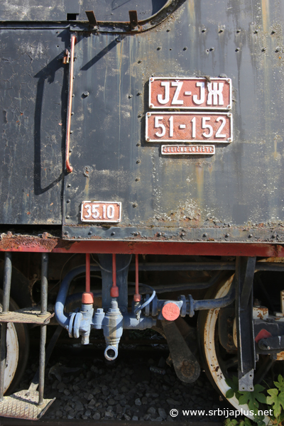 Muzejski primerak parne lokomotive ispred železničke stanice Vršac