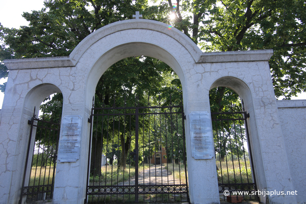 Gornji Adrovac - Kapija porte Ruske memorijalne crkva