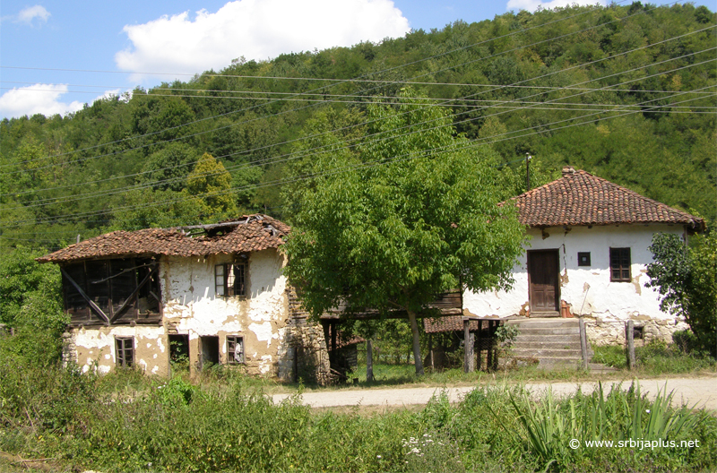Stare, nekada prelepe kuće u centru sela Aldinac, Knjaževac