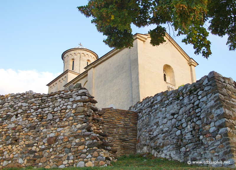 Crkva svetog Ahilija - Bedemi nekadašnjeg manastirskog utvrđenja