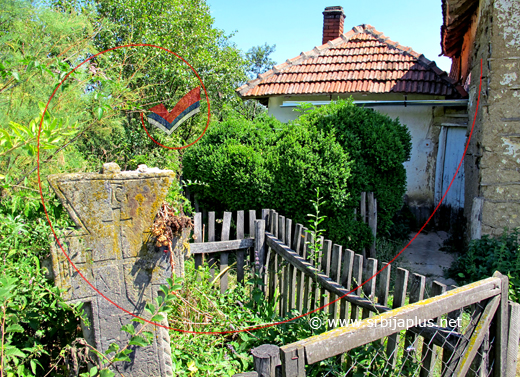 Seosko dvorište sa zavetnim krstom u bašti, Beli Potok, Knjaževac