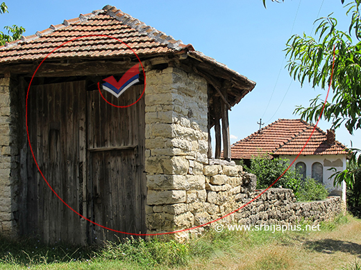 Neobična kapija i kuća na ćošku, Beli Potok, Knjaževac