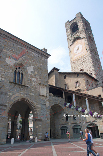 Toranj Campanone i prolaz ka trgu Piazza Duomo