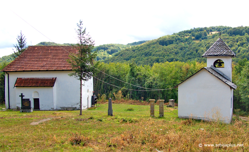 Crkva svete Trojice - Bjeluša, pogled na crkvu i zvonik