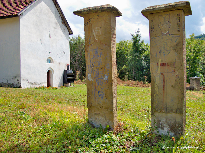 Porta Crkve svete Trojice u Bjeluši, spomenici Budimiru Vukotiću (levo) i Sretenu Đorđeviću (desno), Arilje