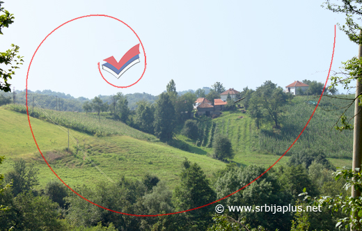 Panorama Brasine sa livadama, njivama i kućama na vrhu brda, Mali Zvornik