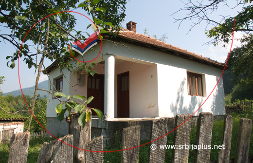 Dvorište i kuća u gornjem delu sela Brasina, Mali Zvornik