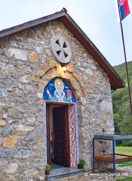 Glavni ulaz u crkvu svetog Nikole u Brekovu