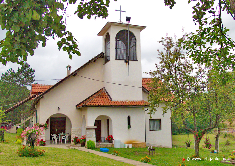 Sveštenički dom u porti crkve svetog Nikole u Brekovu