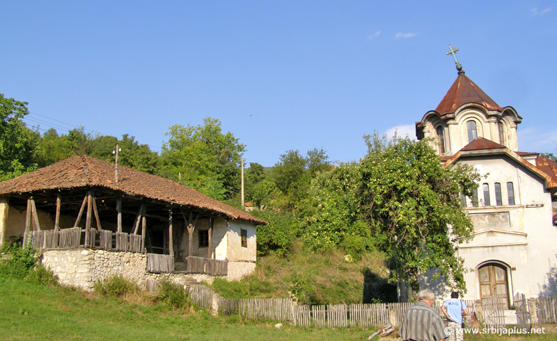Crkva svetog Ilije i sveštenički konak u Bučju