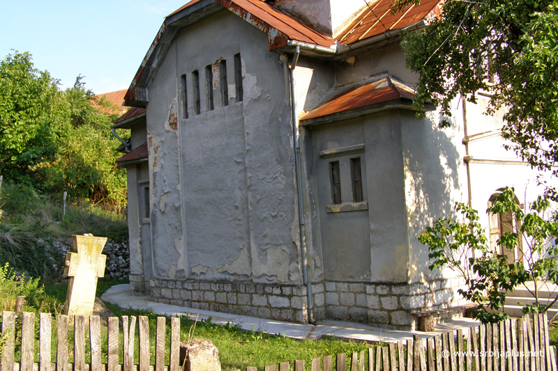 Zavetni krst u porti crkve svetog Ilije u Bučju