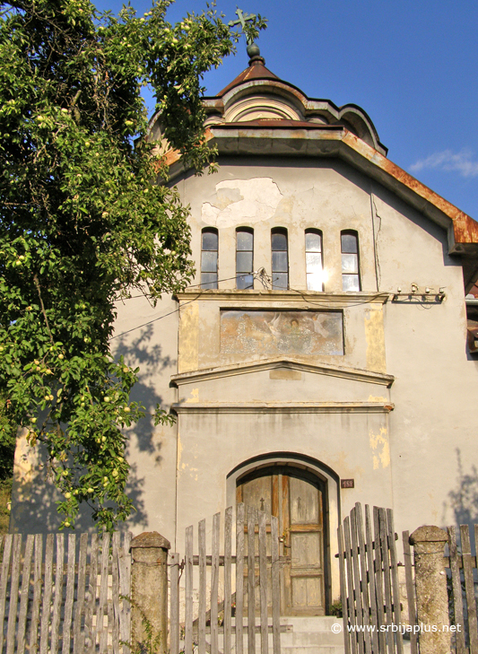 Ulaz u crkvu svetog Ilije u Bučju