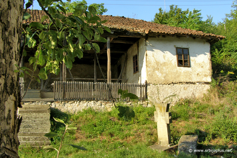 Zavetni krst i stari sveštenički konak crkve u Bučju