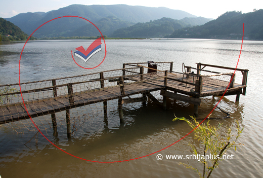 Drveni dok osiguran ribarskim mrežama, Budišić, Mali Zvornik