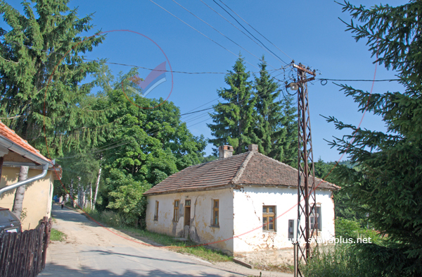 Glavni put kroz selo, Bistrica, Crna Trava