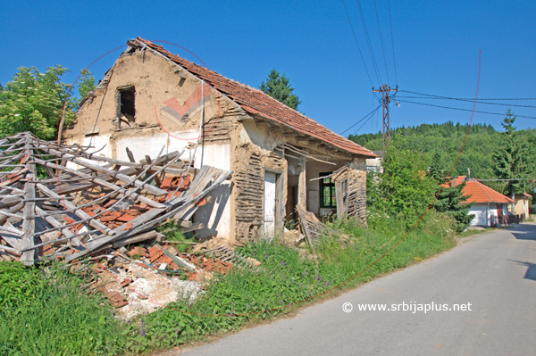 Porušena seoska kuća, Bistrica, Crna Trava