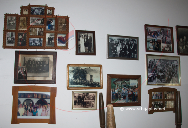 Porodične fotografije, Brod, Crna Trava