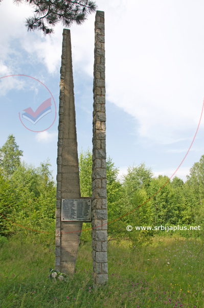 Obelisk s imenima žrtava logora, Mahala Dećeve (Brod), Crna Trava