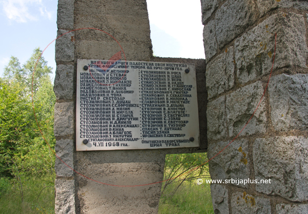 Ploča sa spiskom žrtava, Mahala Dećeve (Brod), Crna Trava