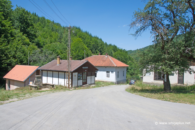 Centar sela Darkovce, Crna Trava