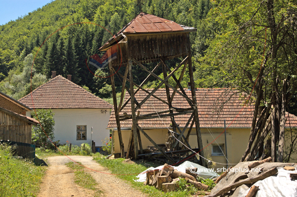Stari seoski zvonik, Darkovce, Crna Trava