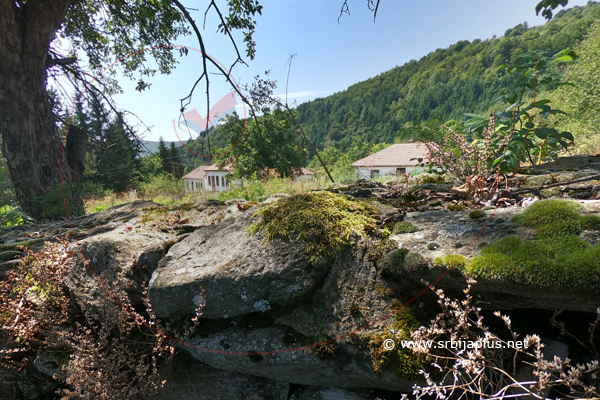 Stara kamena ograda (foto: Andrej Cvetković), Dobro Polje, Crna Trava