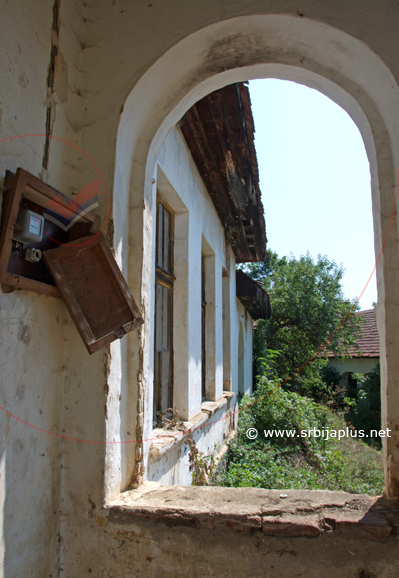Ulaz u školu, Dobro Polje, Crna Trava
