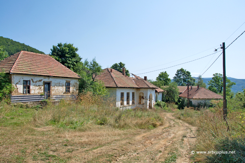 Centar sela Dobro Polje, Crna Trava