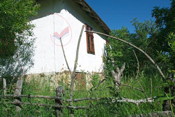 Seoska kuća s lepim plotom, Dojčinovci, Crna Trava