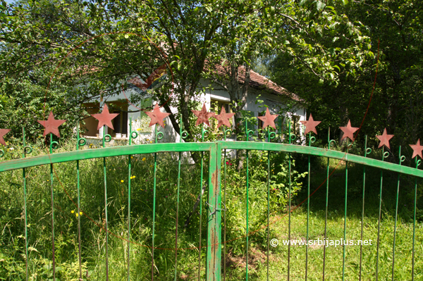 Kapija sa zvezdama petokrakama, Drusunci, Crna Trava