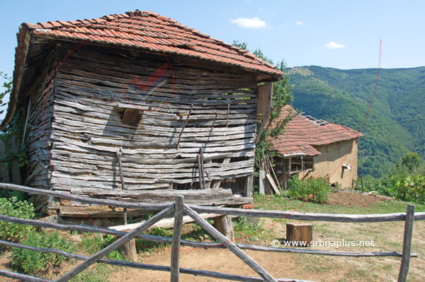 Stari koš i ambar, Krstićevo, Crna Trava