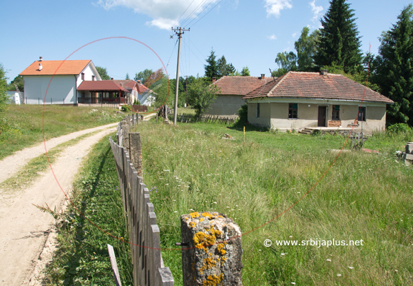 Put u centru sela Mlačiške Meane, Crna Trava