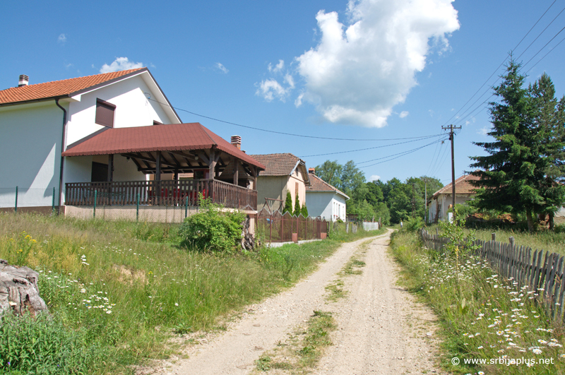 Centar Mlačiških Meana, Crna Trava