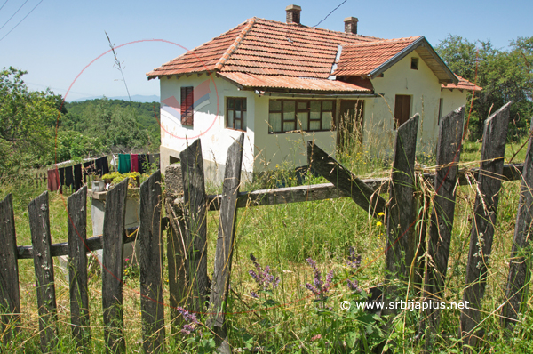 Domaćinstvo u kome se živi, Mlačište, Crna Trava