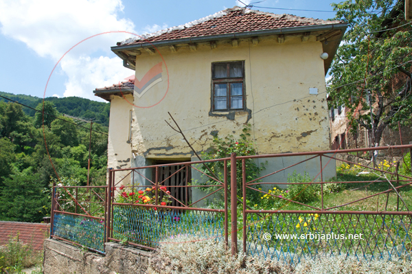 Lepa, stara seoska kuća s cvetnom baštom, Preslap, Crna Trava