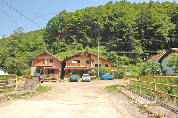 Dom porodice Mladenović, Ruplje, Crna Trava