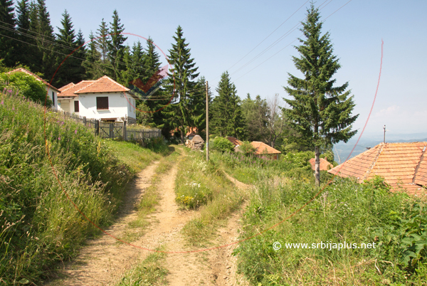 Glavni seoski sokak, Vus, Crna Trava