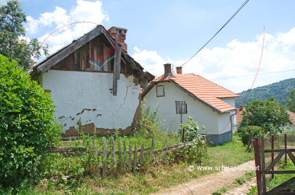 Stara i nova seoska kuća, Zlatance, Crna Trava