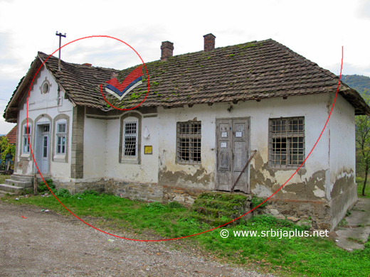 Prelepa stara zgrada - bivši sud, zatvor i mesna kancelarija, Crnča, Ljubovija