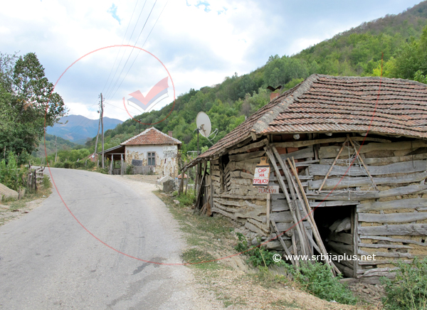 Crni Vrh, put kroz selo