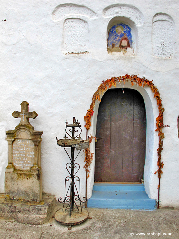 Ulaz u crkvu apostola Petra i Pavla, Ćuštica, Knjaževac
