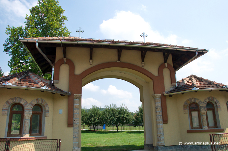 Ulazna kapija crkve u Donjoj Borini, Mali Zvornik