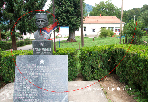 Spomen-ploča i bista Miloša Gajića na ulazu u školsko dvorište, Donja Trešnjica, Mali Zvornik