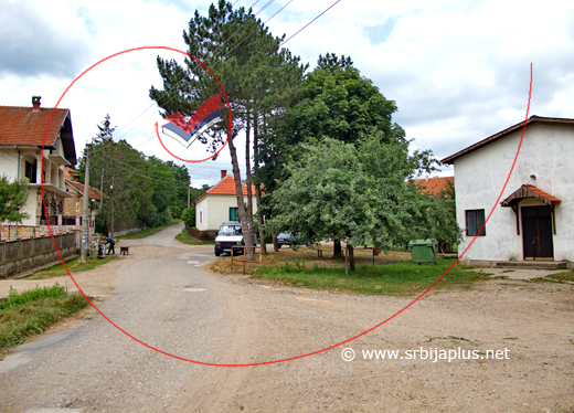 Centar Izvarice s mesnom kancelarijom, borovima i česmom, Žagubica